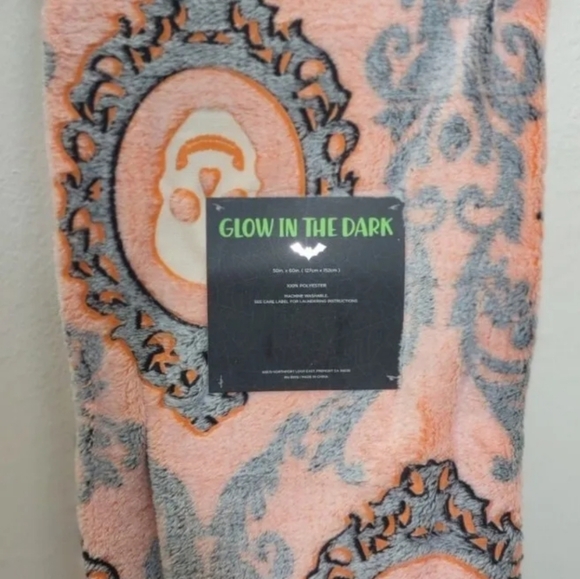 Halloween Glow in the dark plush throw skull - Picture 6 of 8